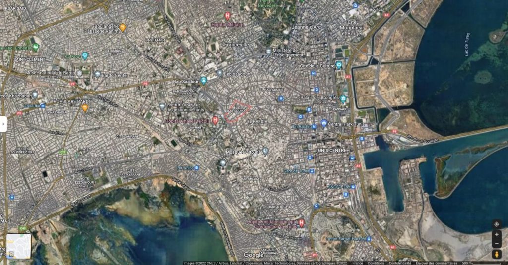 Capture d’écran d’une vue satellite issue du site internet Google Maps, sur laquelle on voit la ville de Tunis et la place Bab Souika entourée en rouge.